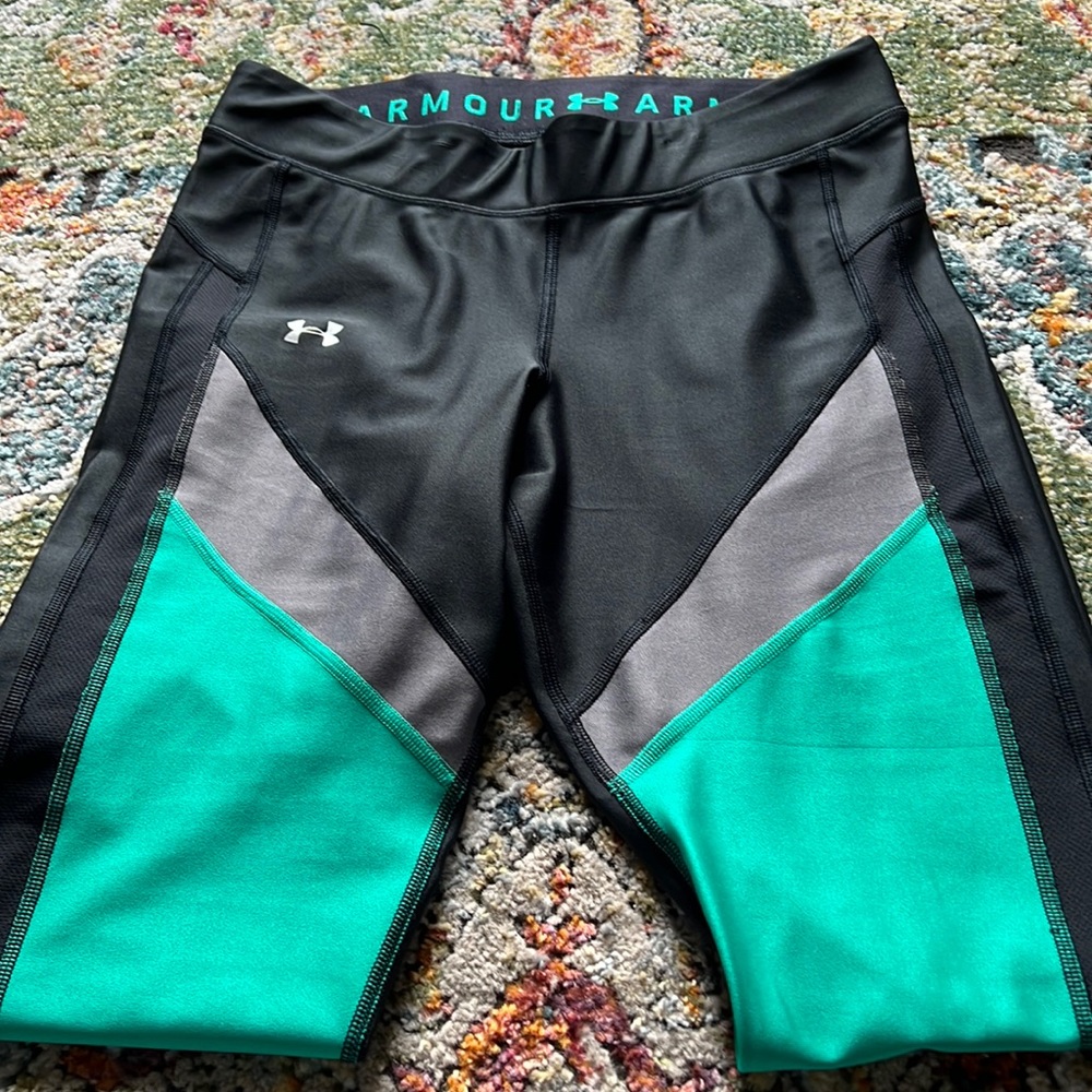 UNDER ARMOUR WOMENS ANKLE LENGTH LEGGINGS IN SZ L…WORN/WASHED ONE TIME!!!